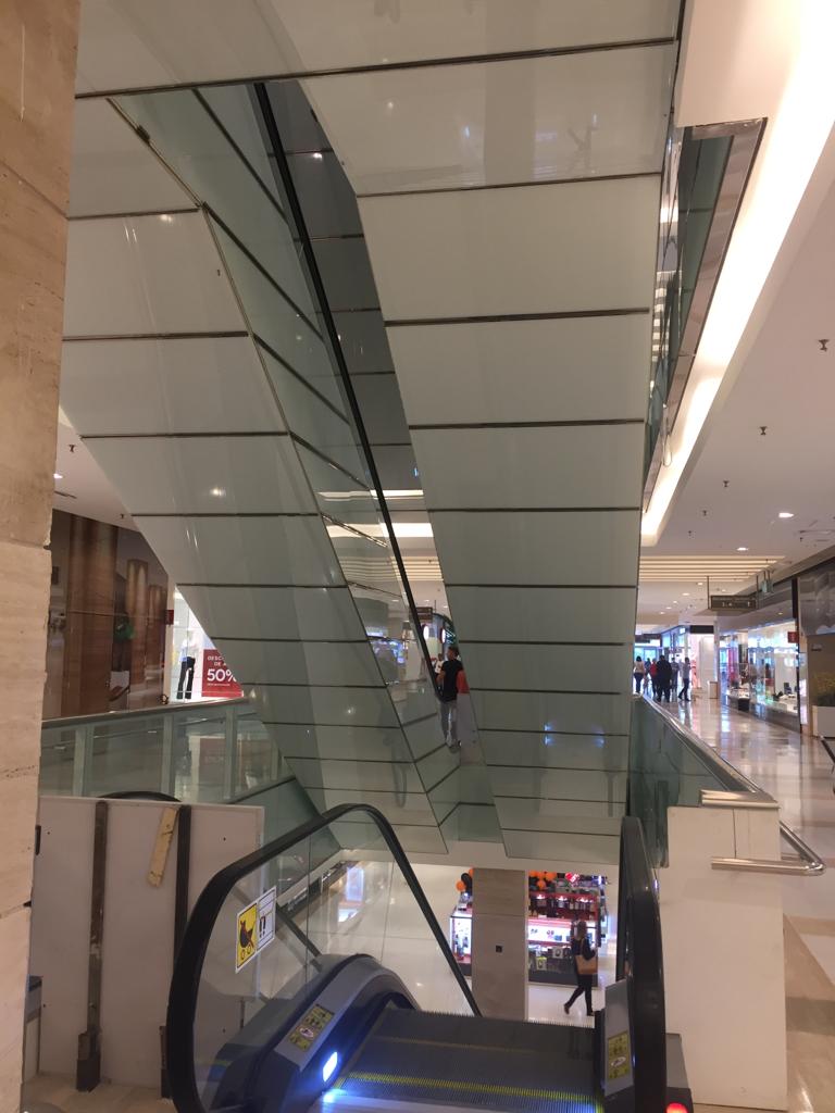 Revestimento de escadas rolantes em vidro e inox