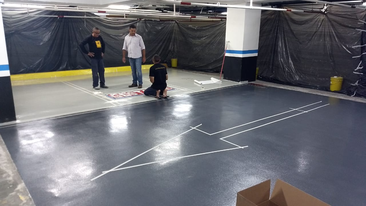 Execução de pintura epoxi e sinalização de piso