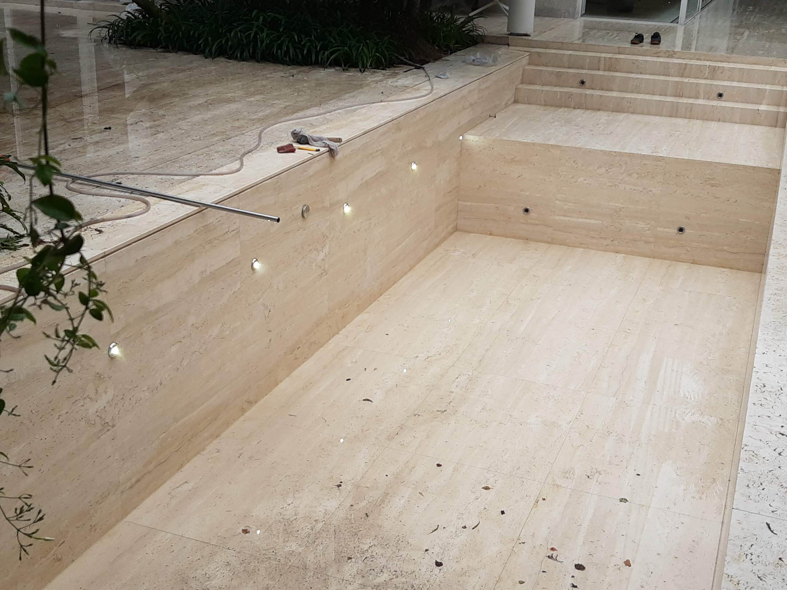 Piscina com acabamento alto padrão