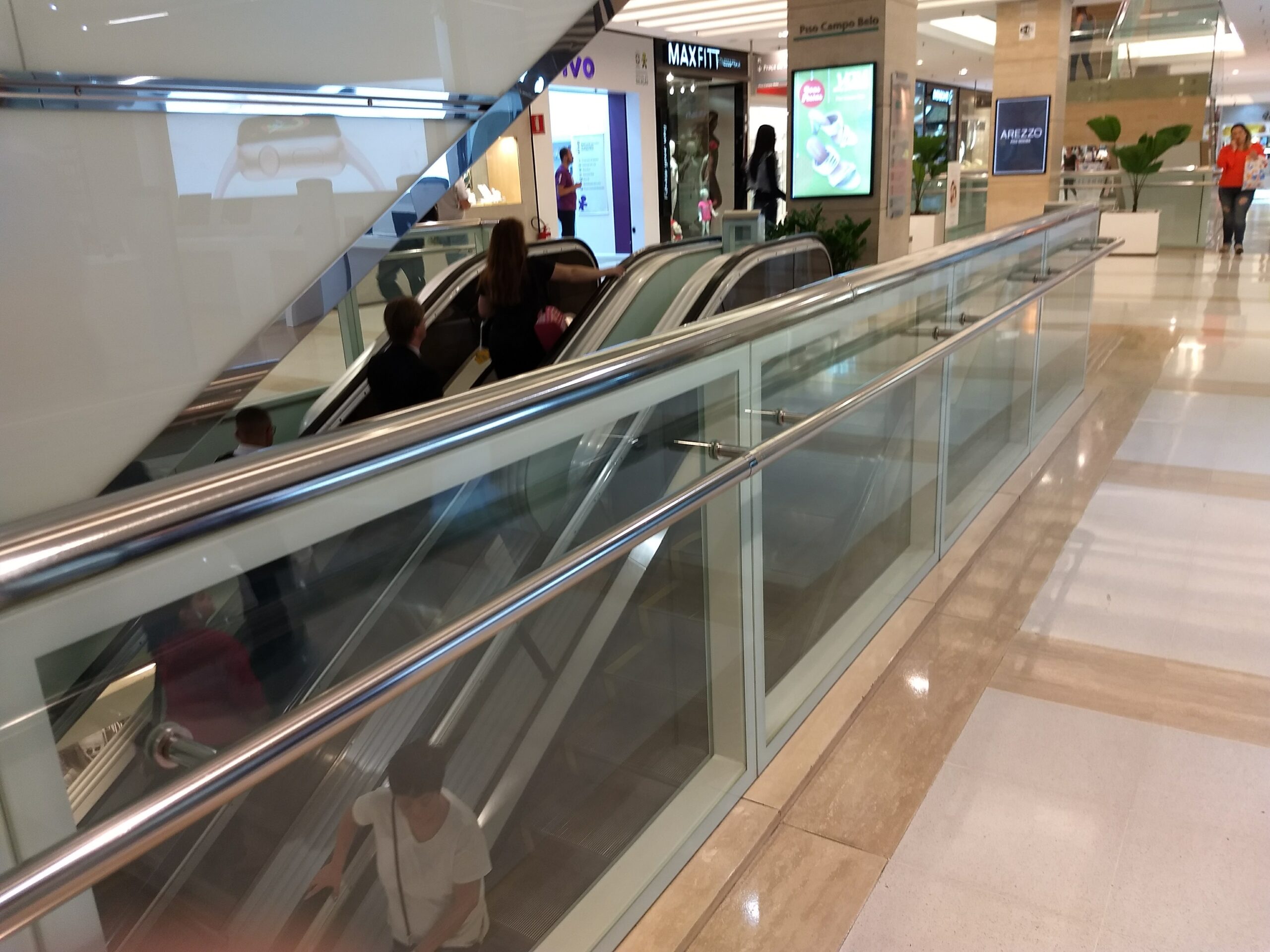 Instalação de guarda-corpos e iluminação personalisados