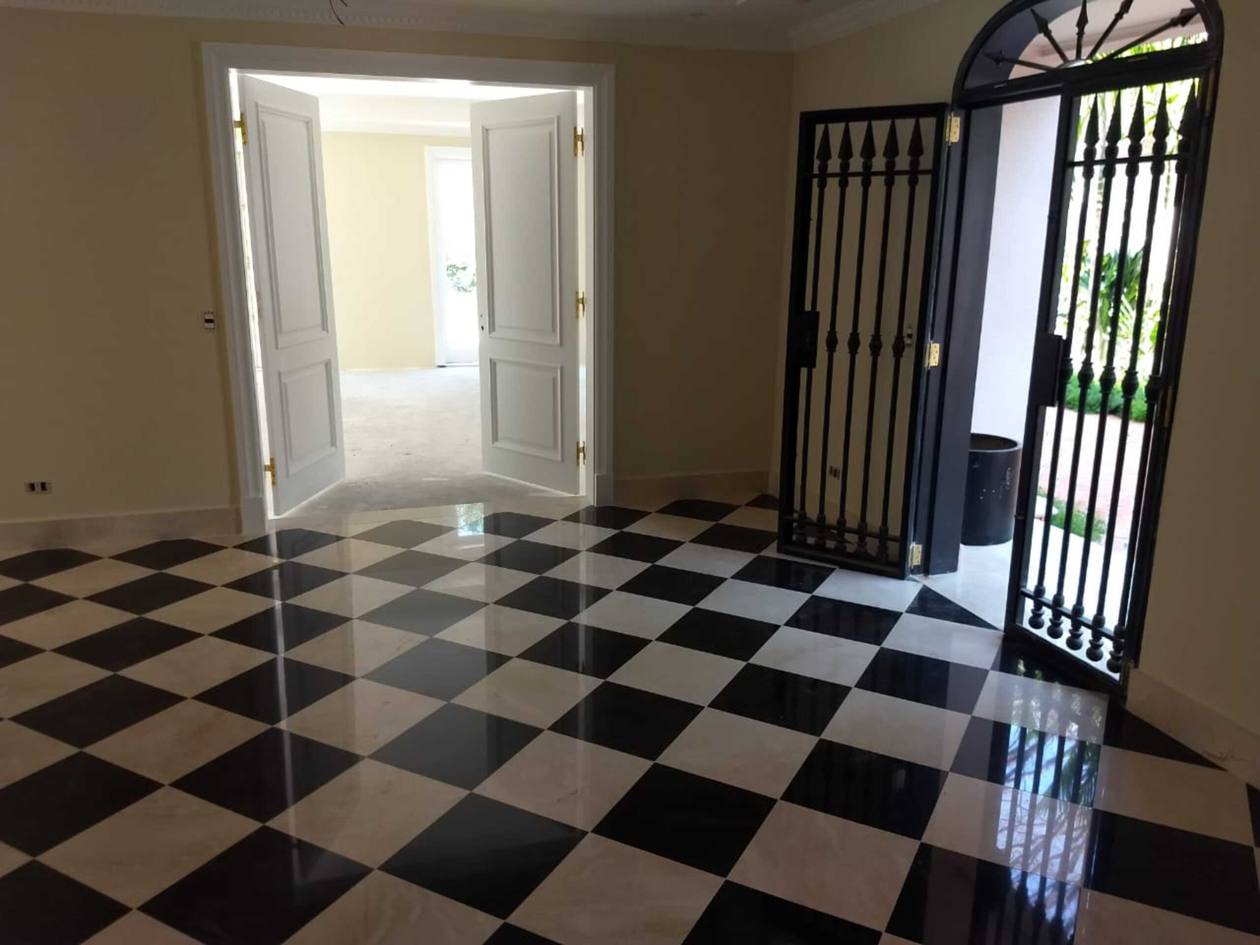 Piso damado em mármore e granito